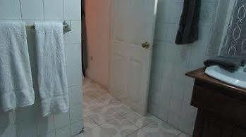 Rafjam Bed And Breakfast Кингстън Екстериор снимка
